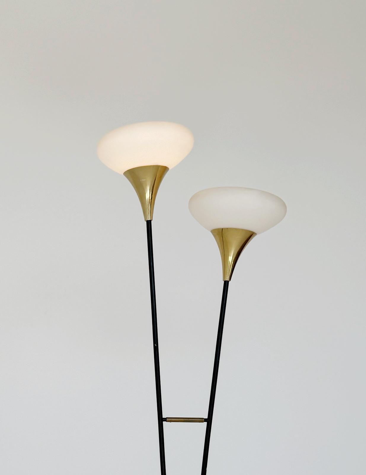 Lampada da terra vintage a due luci – Design anni '50 in ottone, vetro e marmo