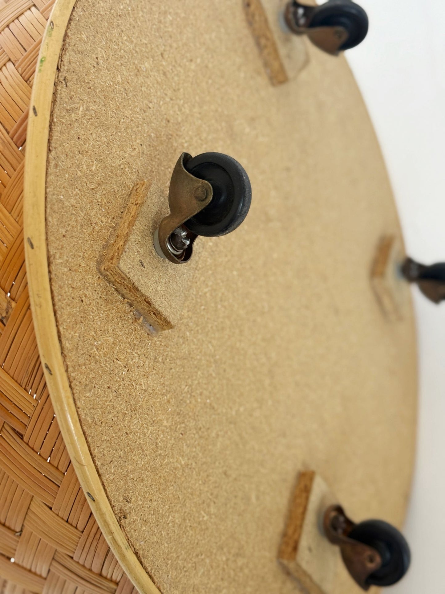 Portafiori in vimini intrecciato con ruote