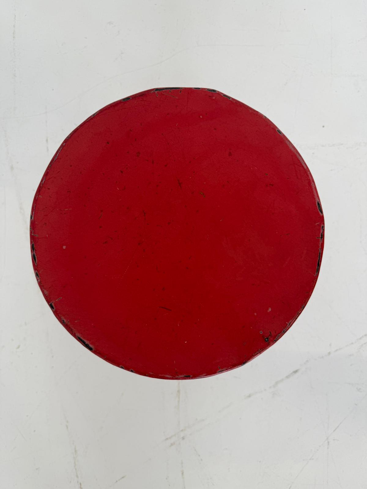 Sgabello industriale in metallo verniciato di rosso