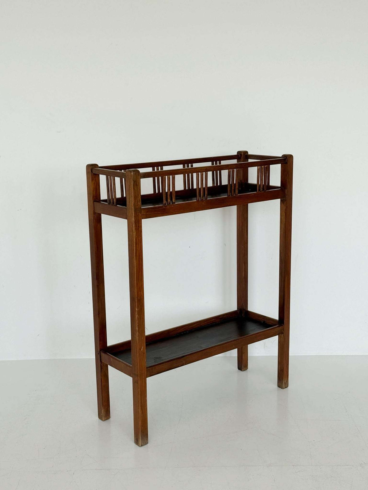 Solid wood Arts & Crafts étagère / plant stand, early 20th century