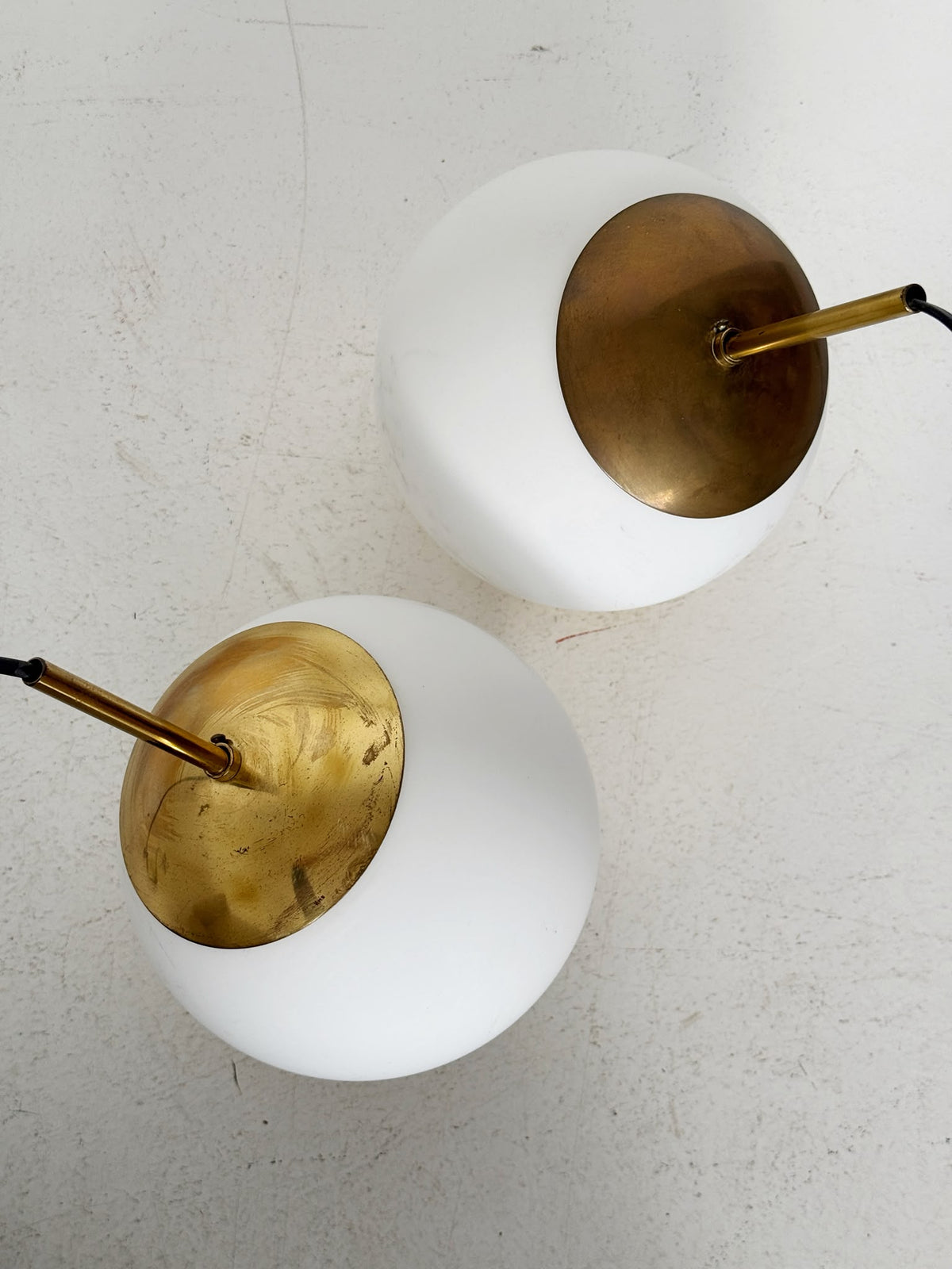 Coppia di lampade da tavolo sferiche in vetro opalino e ottone – Design Mid-Century