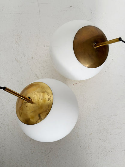 Coppia di lampade da tavolo sferiche in vetro opalino e ottone – Design Mid-Century