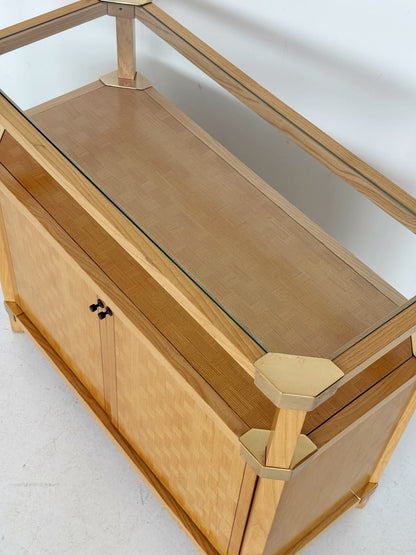 Mobile contenitore in legno con piano in vetro e dettagli in metallo dorato, anni ’70–’80.