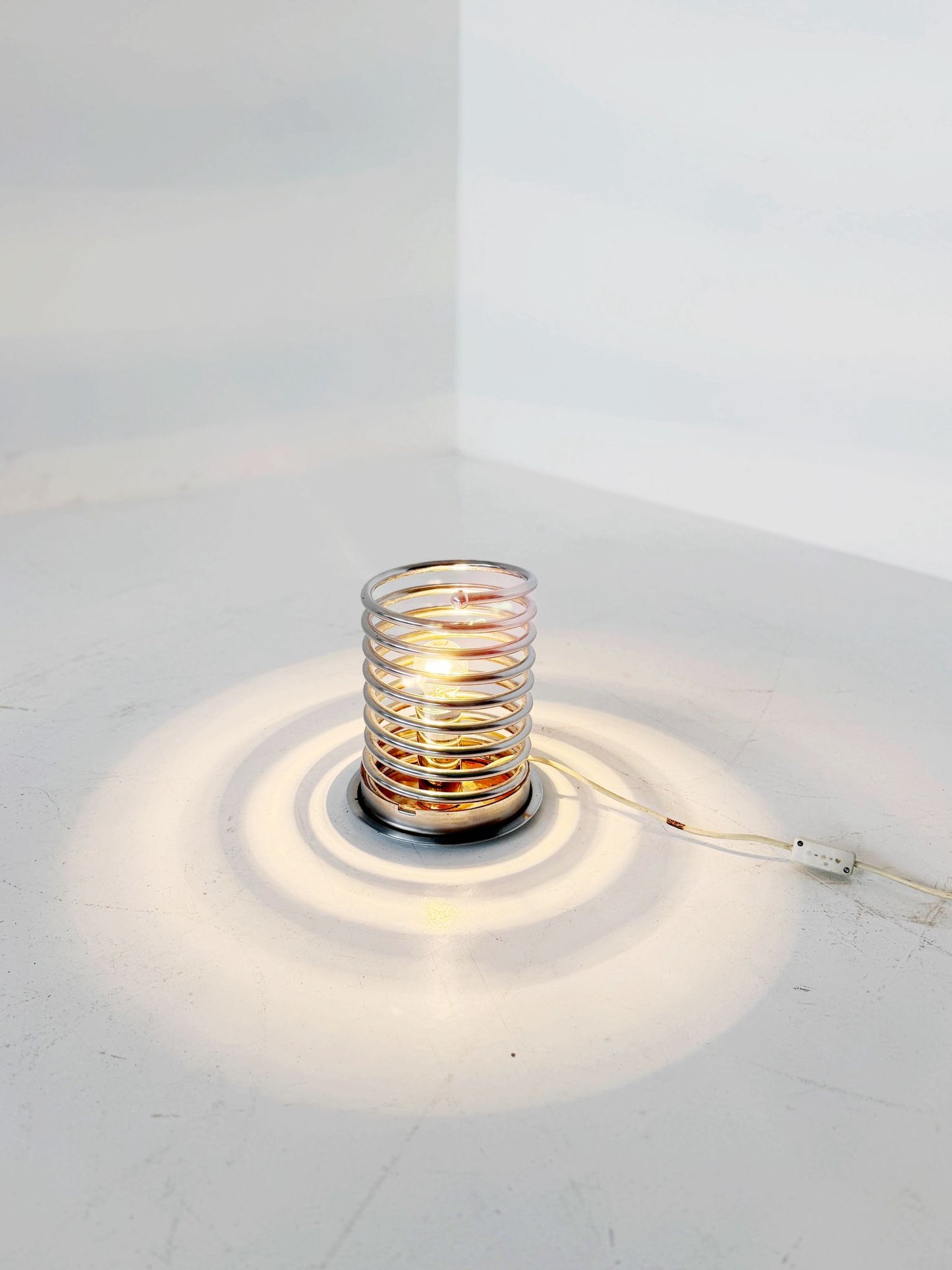 Lampada da tavolo (o da appoggio) dal forte carattere space-age