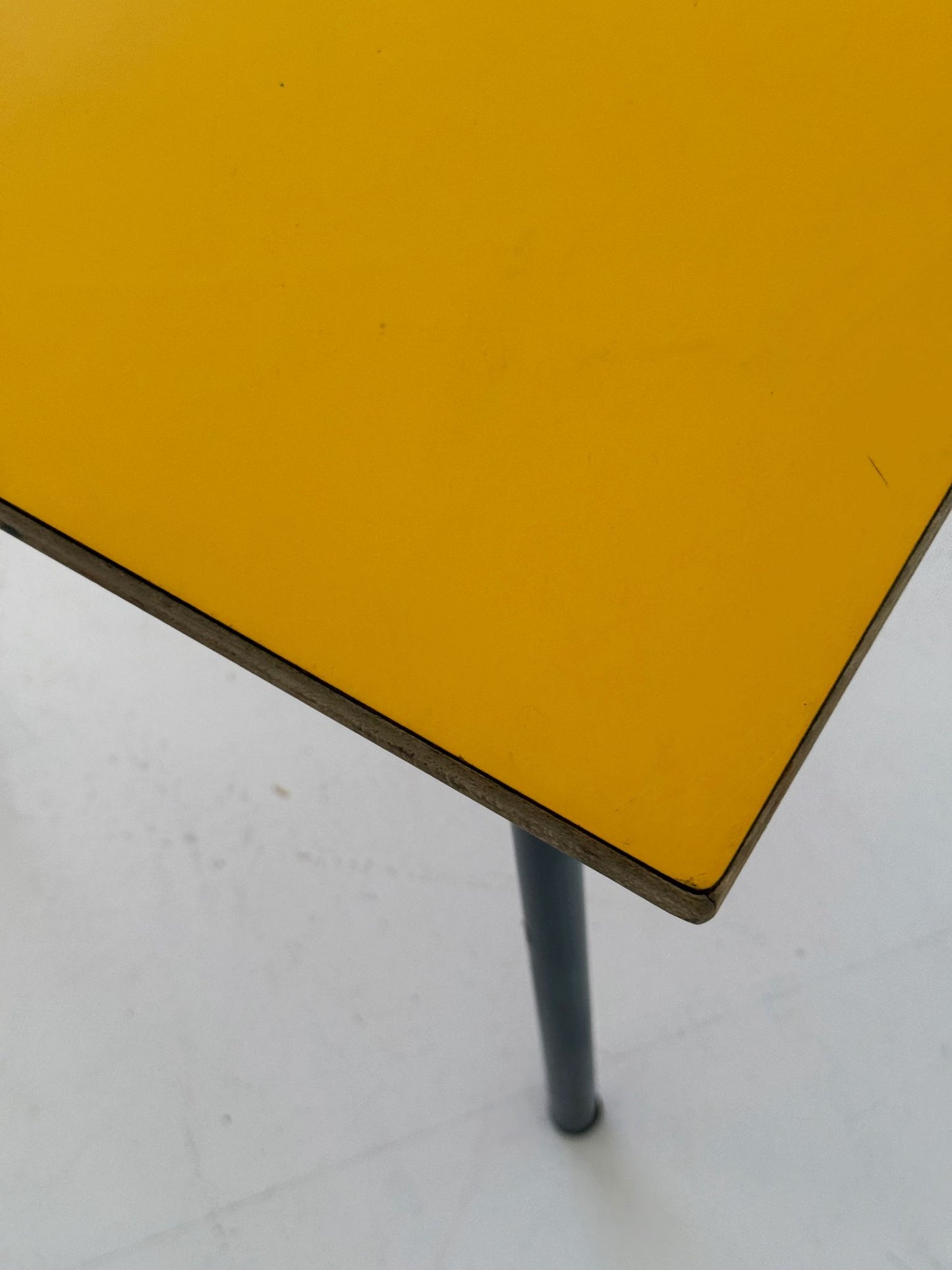 Tavolino da caffè anni '60 con piano giallo e struttura in metallo