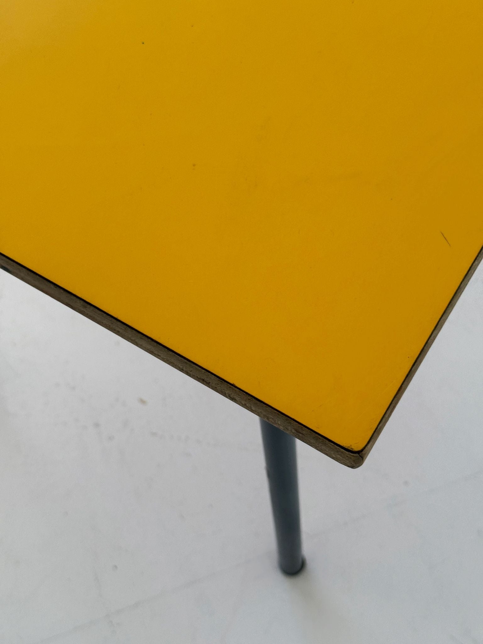 Tavolino da caffè anni '60 con piano giallo e struttura in metallo