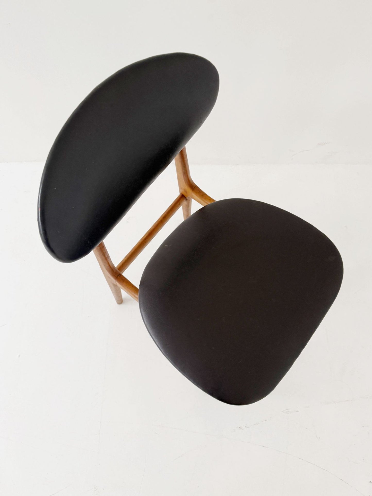 Sedia in legno e skai nero, Italia, anni ’50