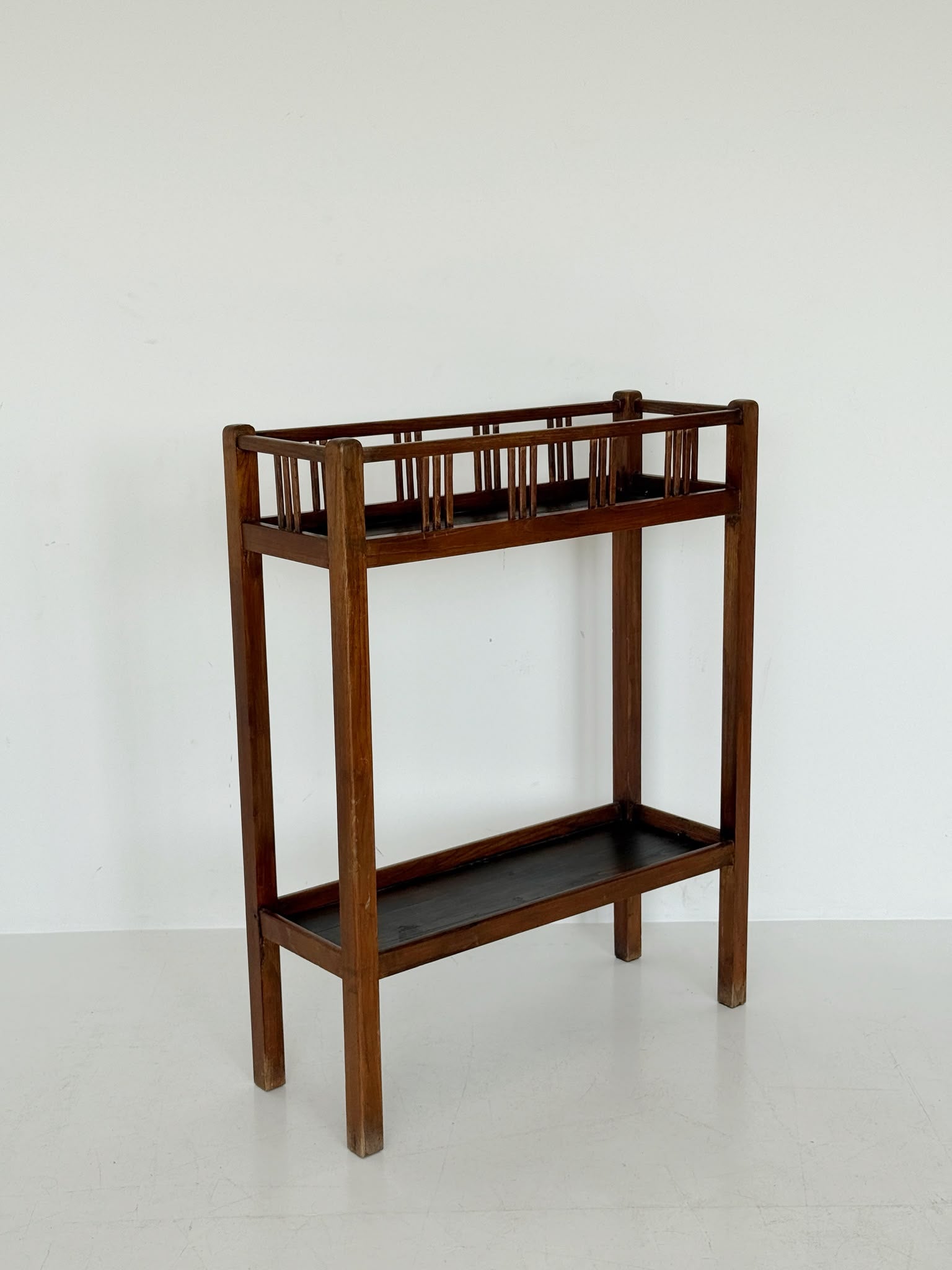 Solid wood Arts & Crafts étagère / plant stand, early 20th century