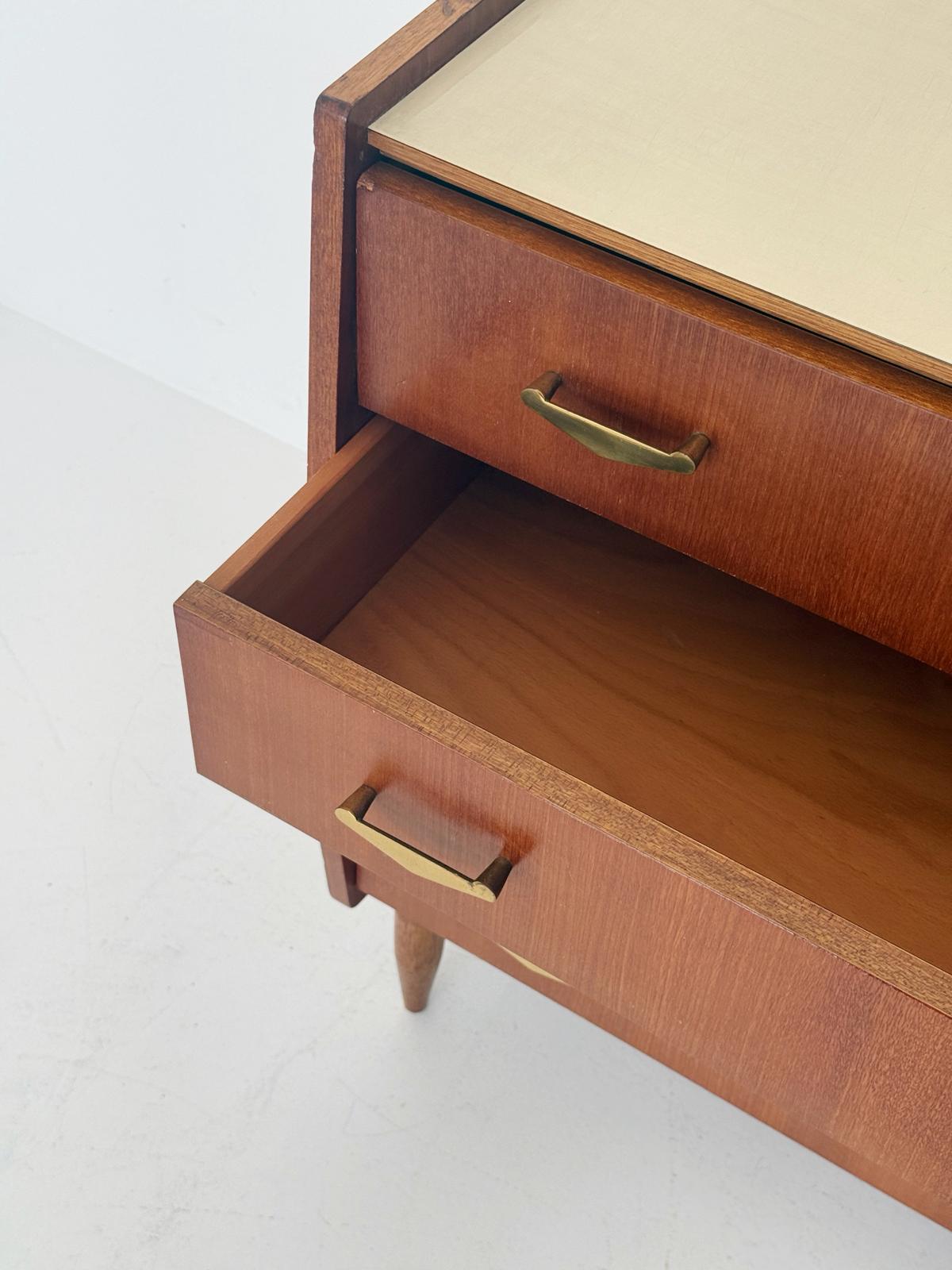 Cassettiera in legno con piano in laminato