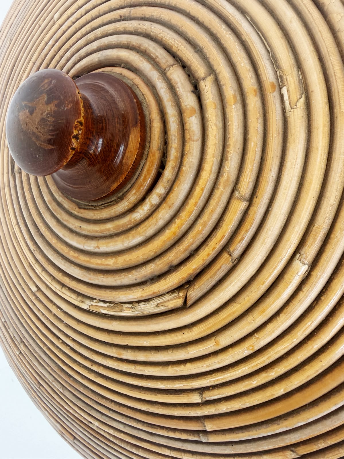Contenitore con coperchio in rattan, seconda metà del XX secolo.