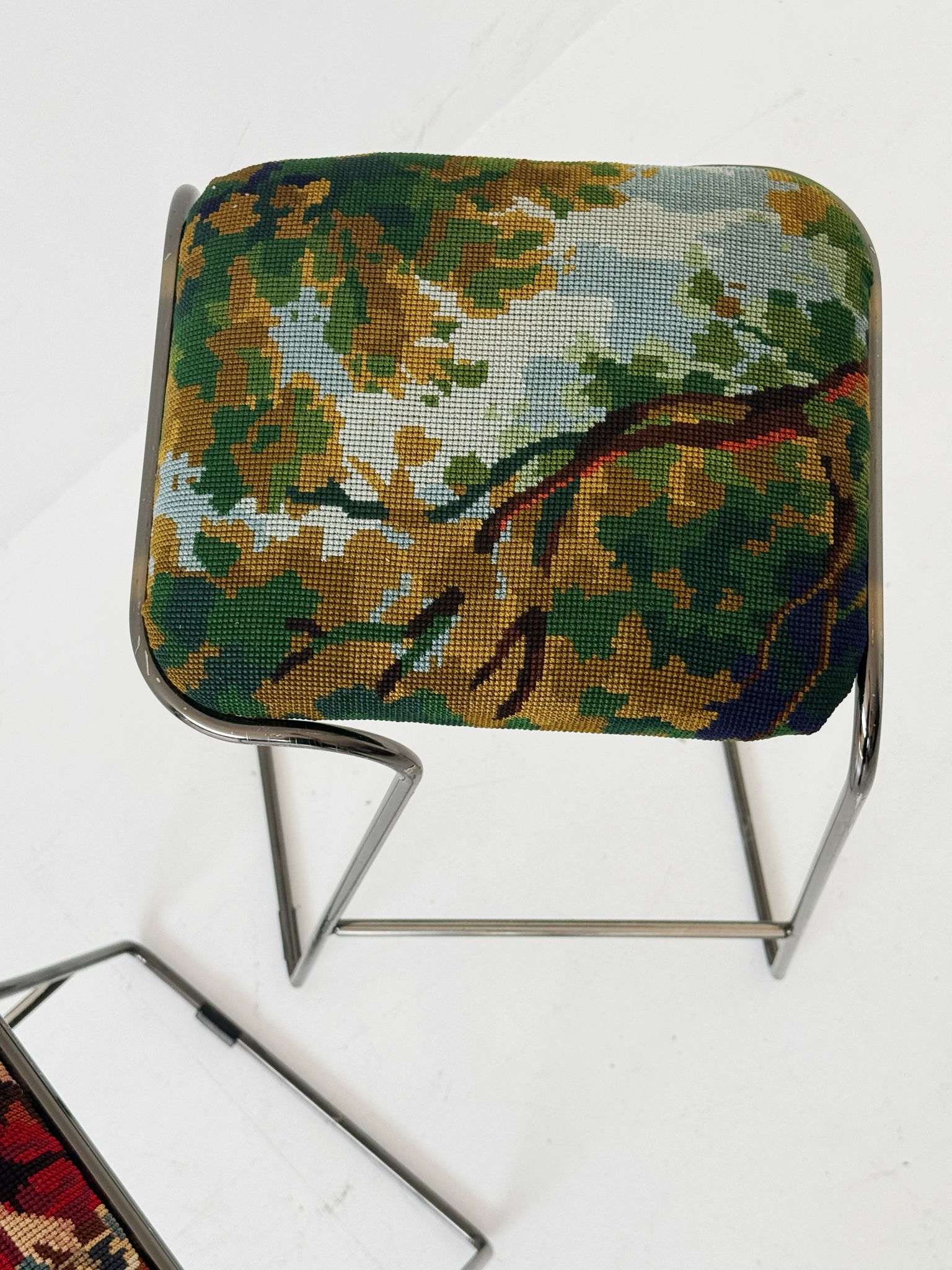 Pair of stools with a vintage half-stitch