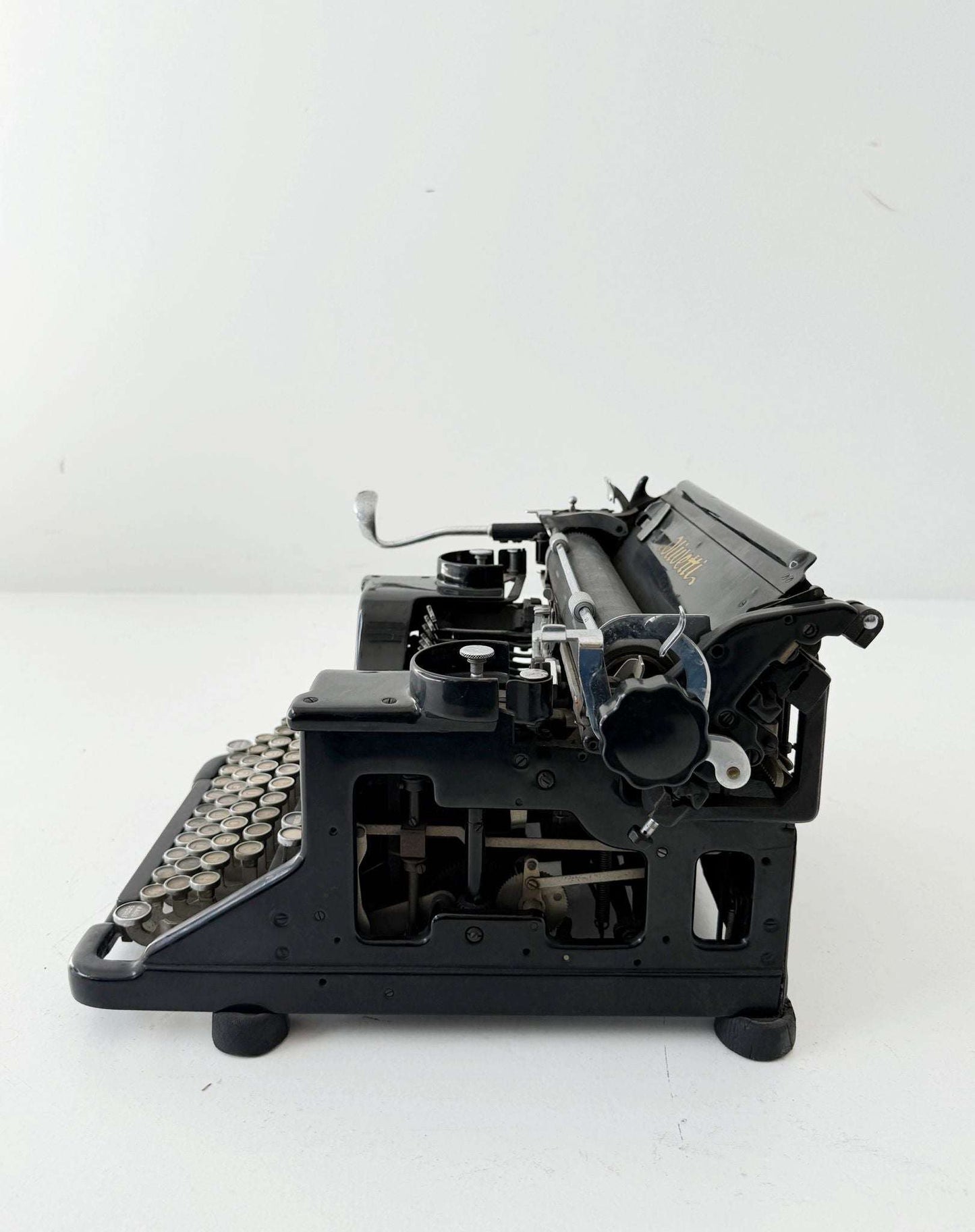 Olivetti M40 Black Typewriter — 1930s