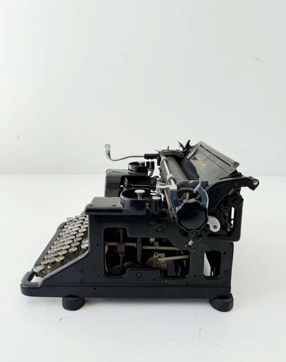 Olivetti M40 Black Typewriter — 1930s