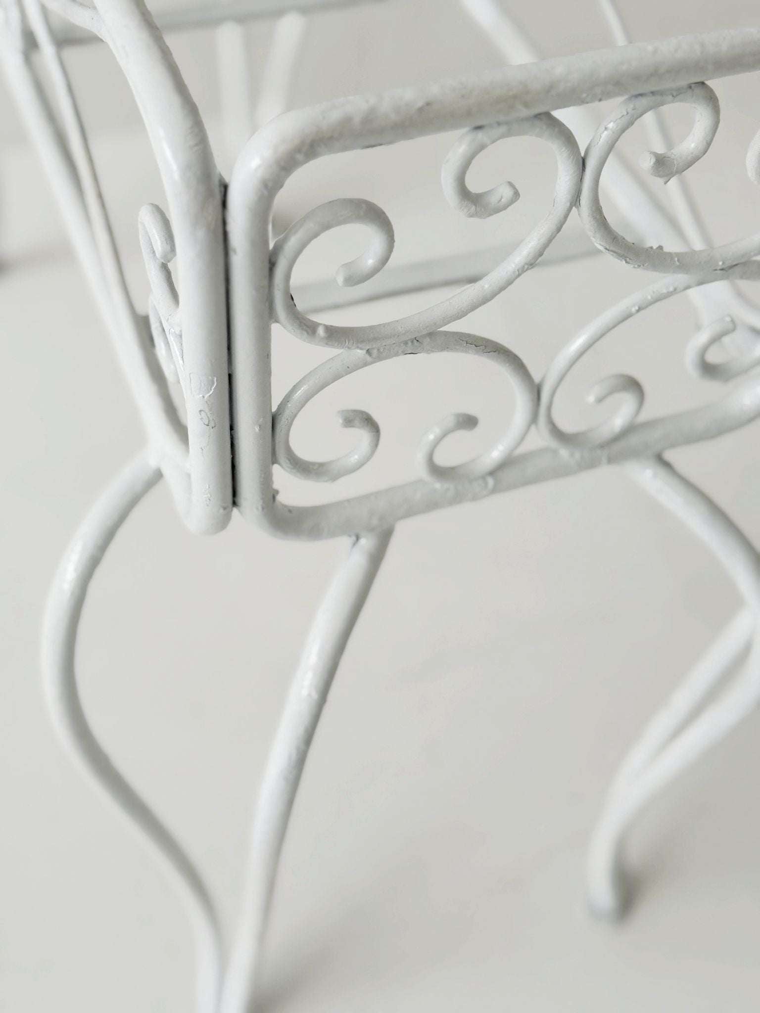White lacquered iron flowerpot/planter, 1950s