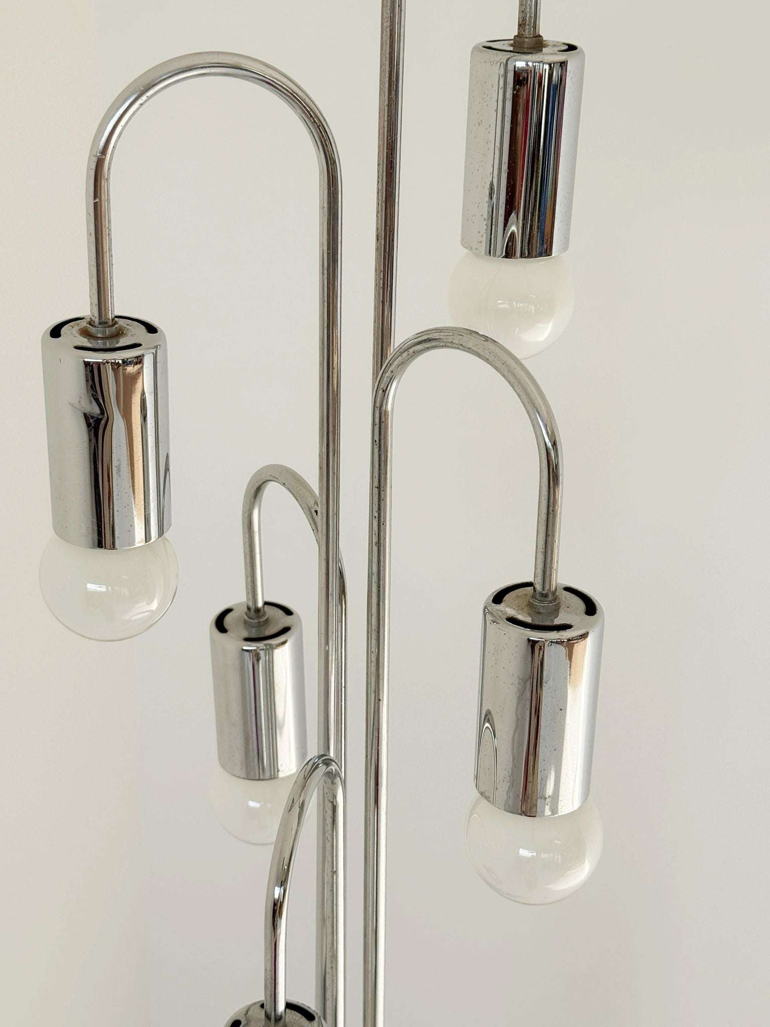 Vintage floor lamp in chromed metal, with a sculptural and luminous design.