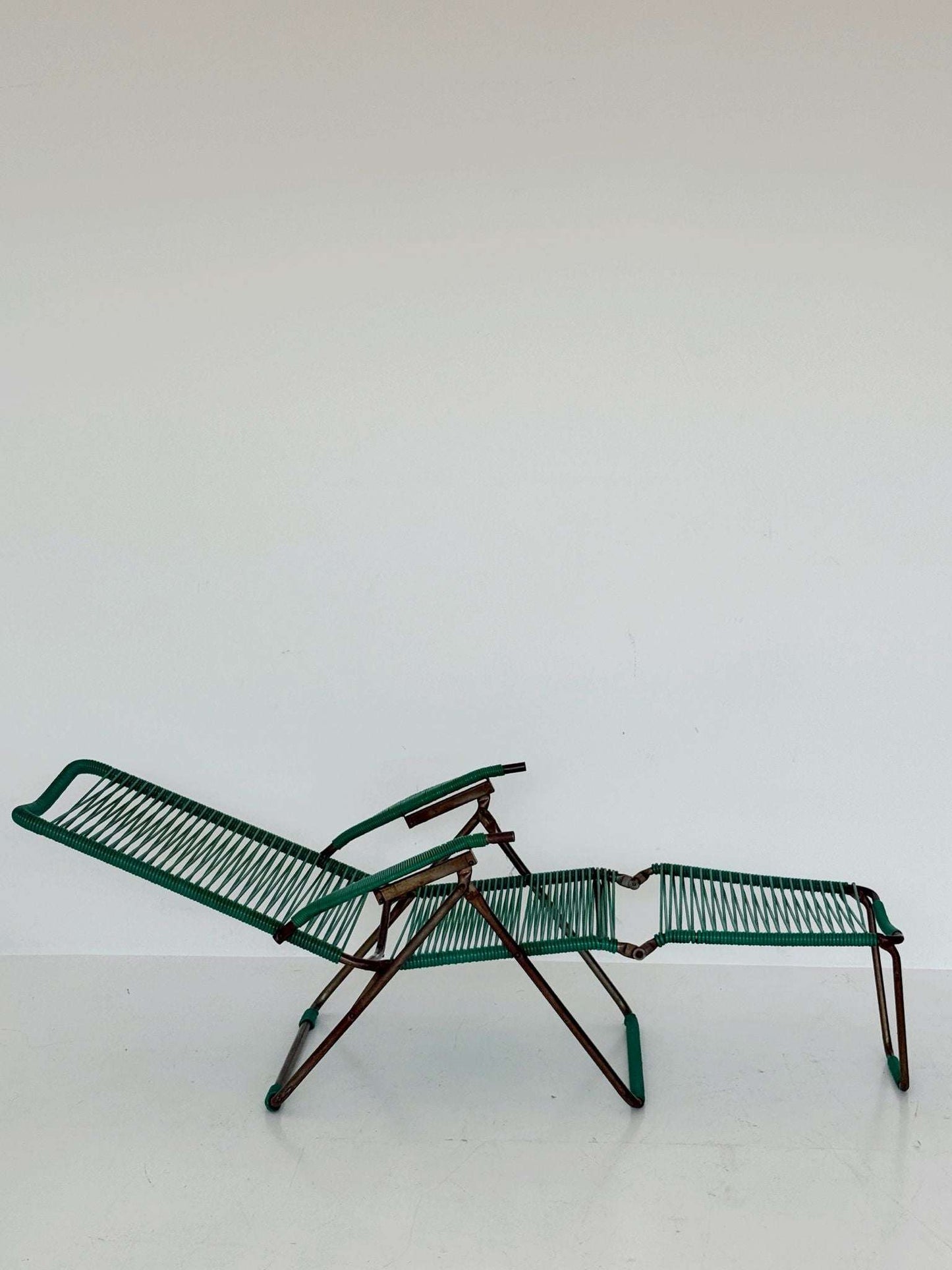 folding deck chair with footrest