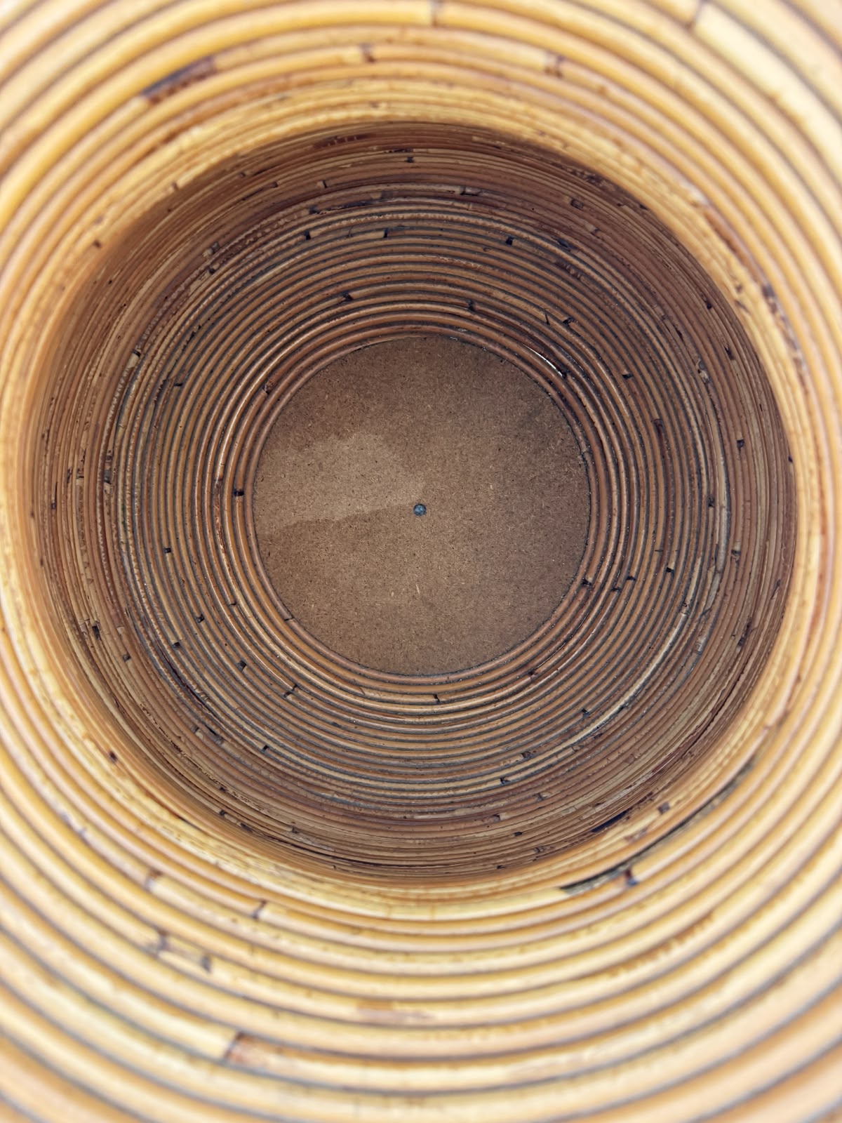 Contenitore con coperchio in rattan, seconda metà del XX secolo.