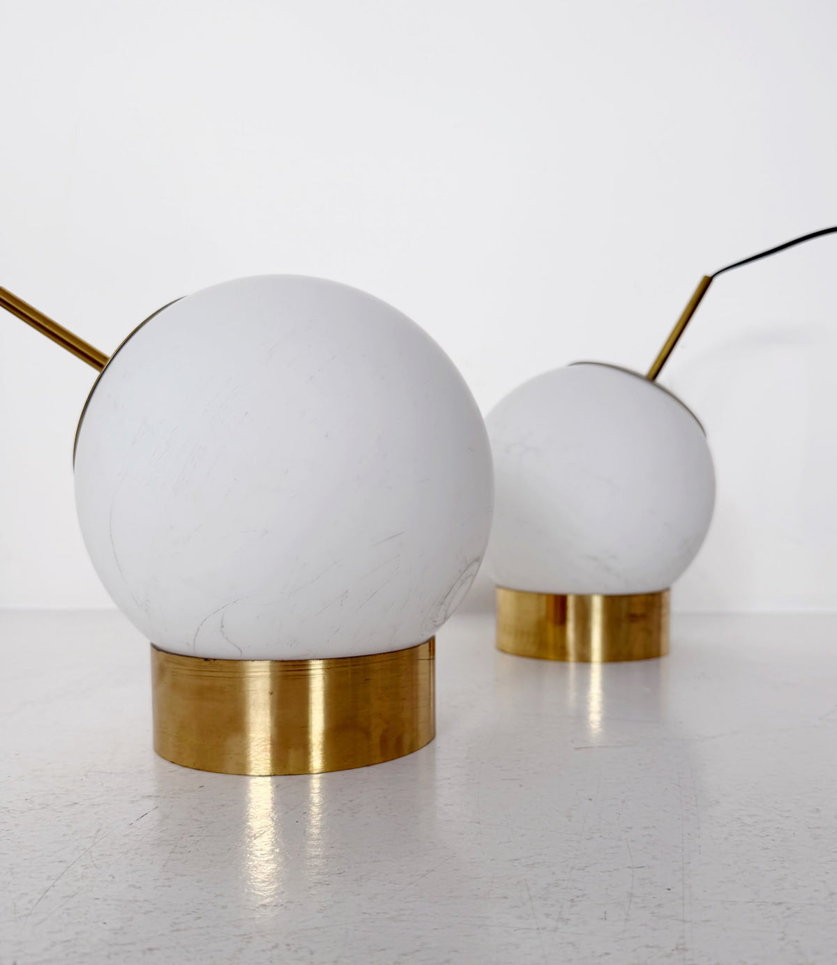 Coppia di lampade da tavolo sferiche in vetro opalino e ottone – Design Mid-Century