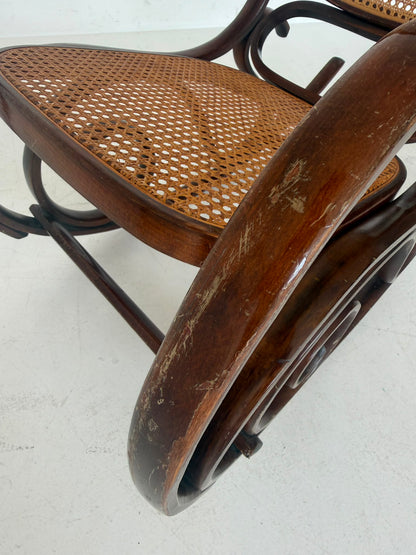 Sedia a dondolo Thonet in faggio curvato e paglia di Vienna, Austria, primi del XX secolo.
