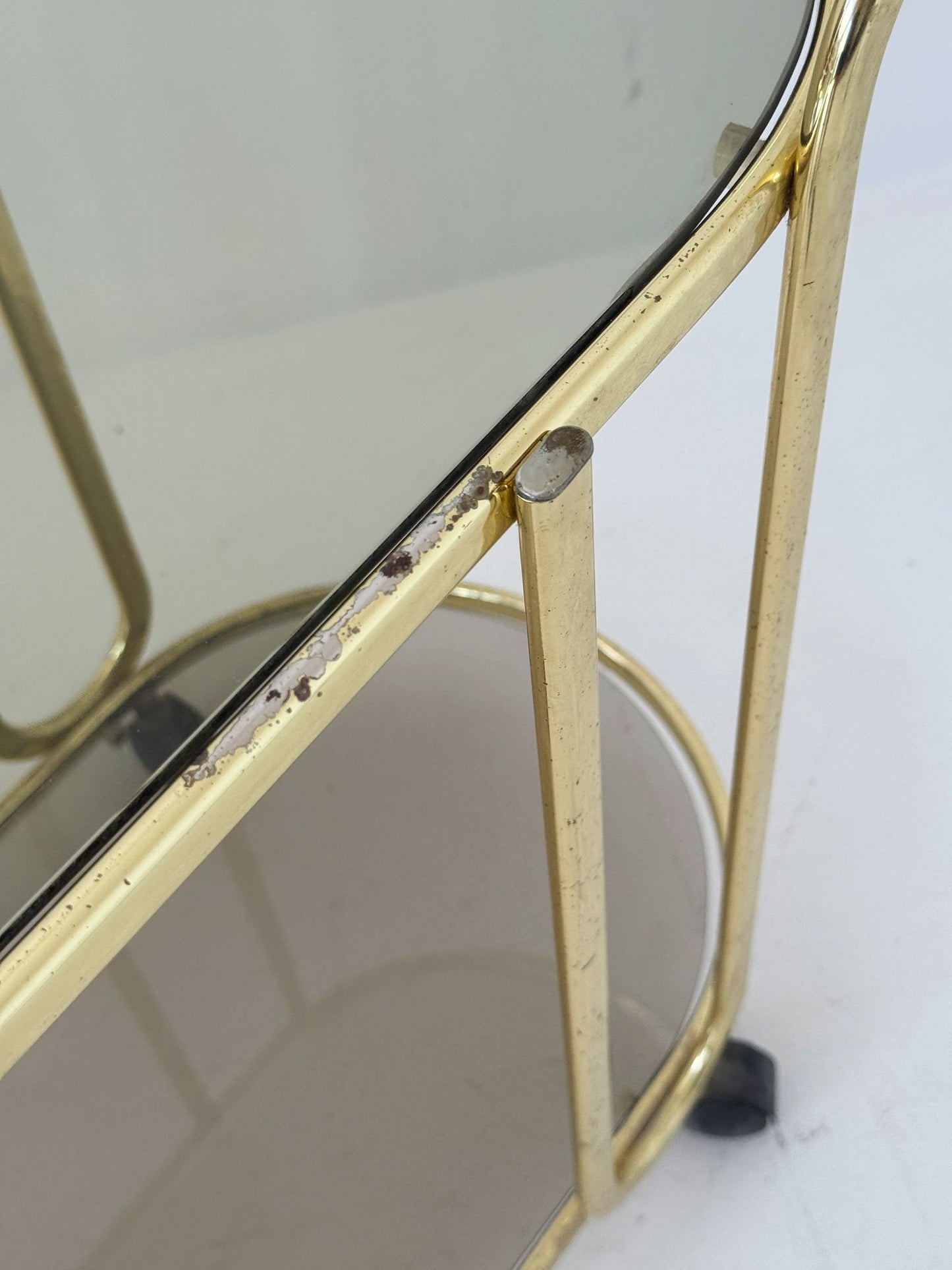 Carrello di Servizio Italiano in Metallo Ottone e Vetro Fumé, Anni '70