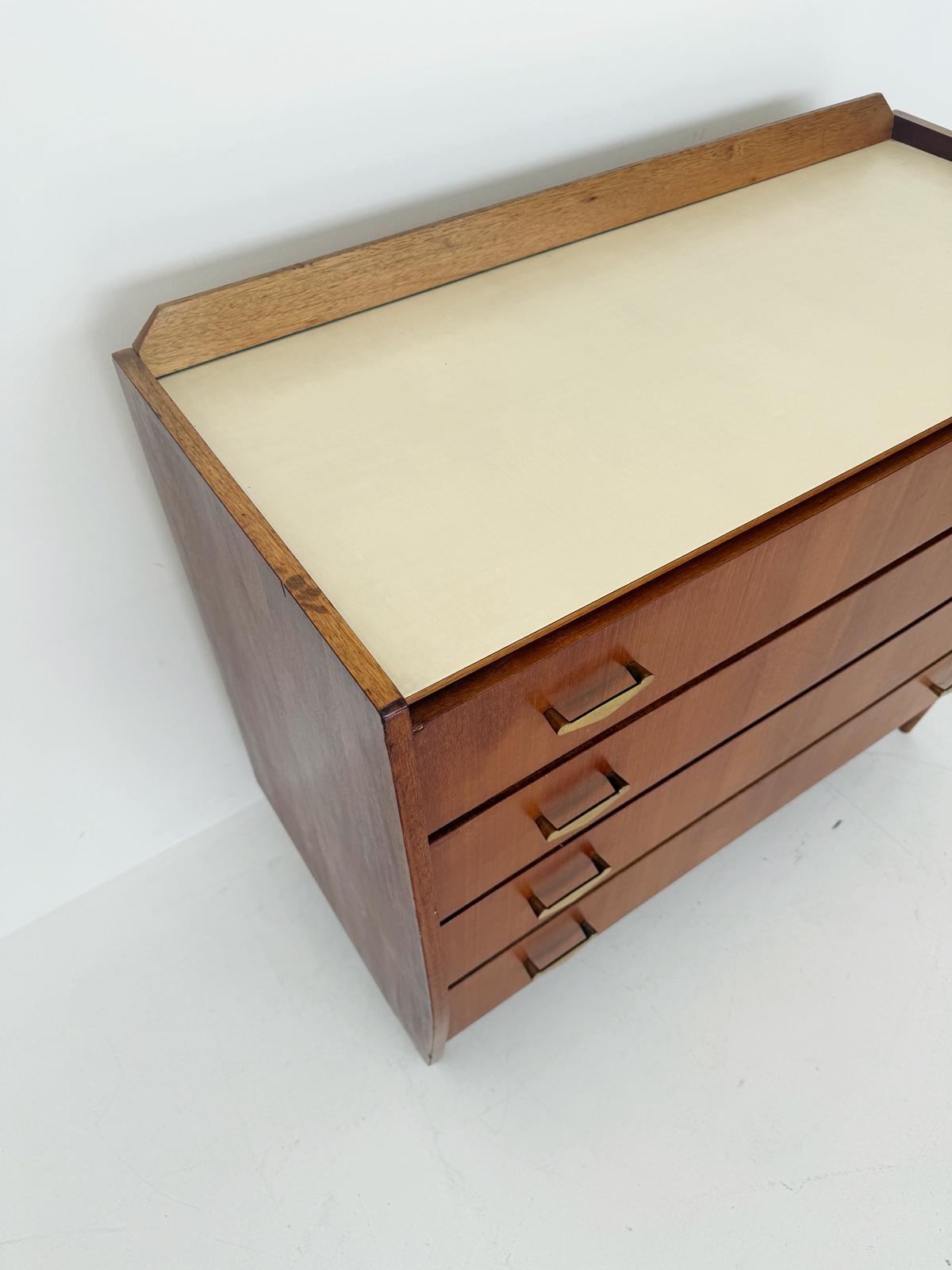 Cassettiera in legno con piano in laminato