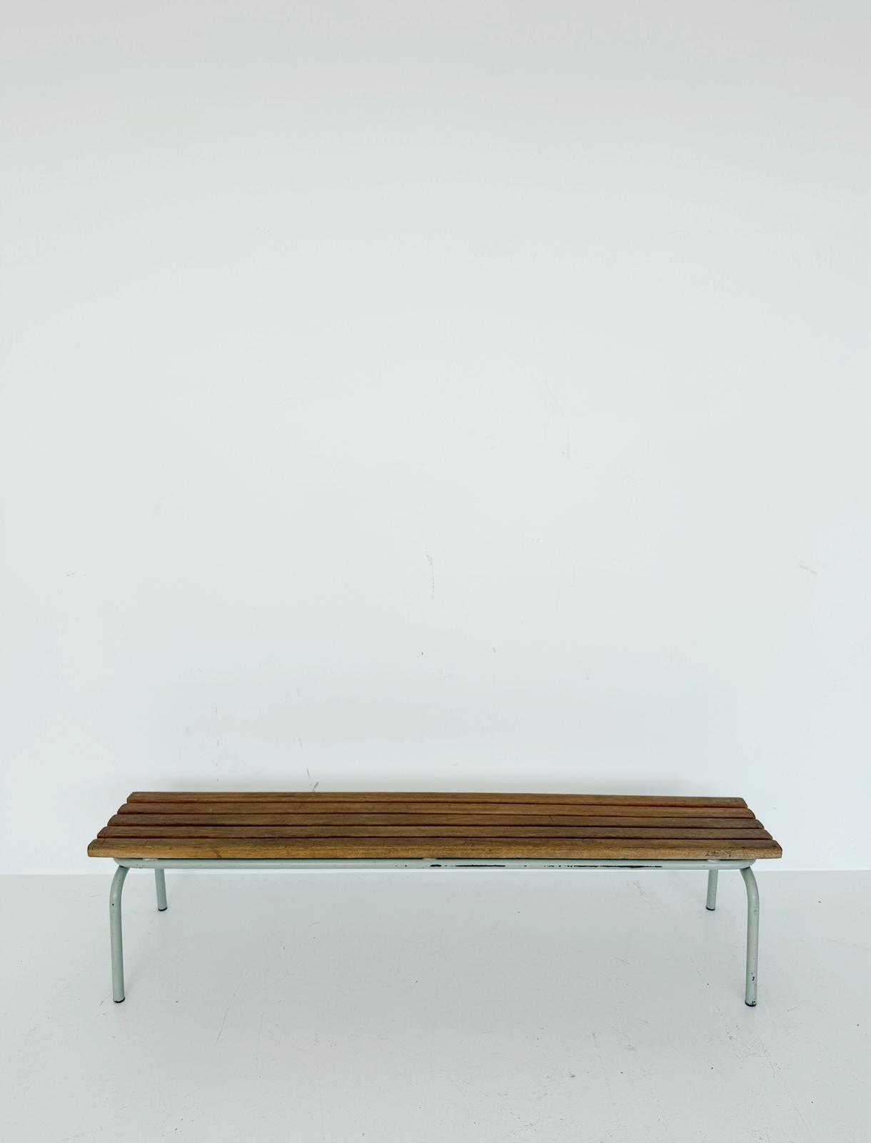 Panca minimalista in legno e metallo laccato, anni '60