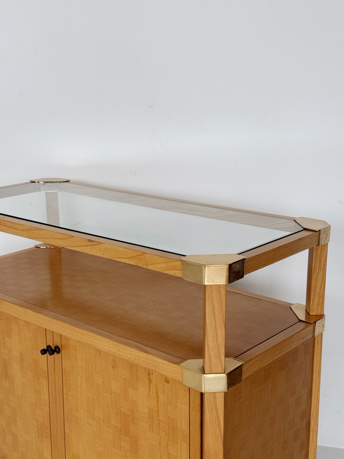 Mobile contenitore in legno con piano in vetro e dettagli in metallo dorato, anni ’70–’80.