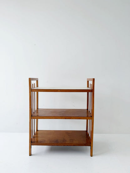 Libreria anni '60 con struttura in legno e ripiano superiore in legno laccato bianco