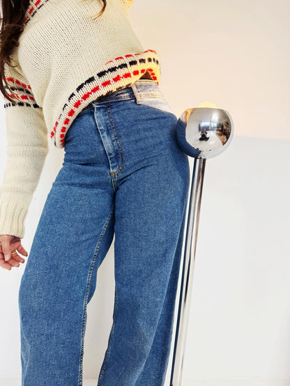 1970s floor lamp in chromed metal, with a simple and sculptural design