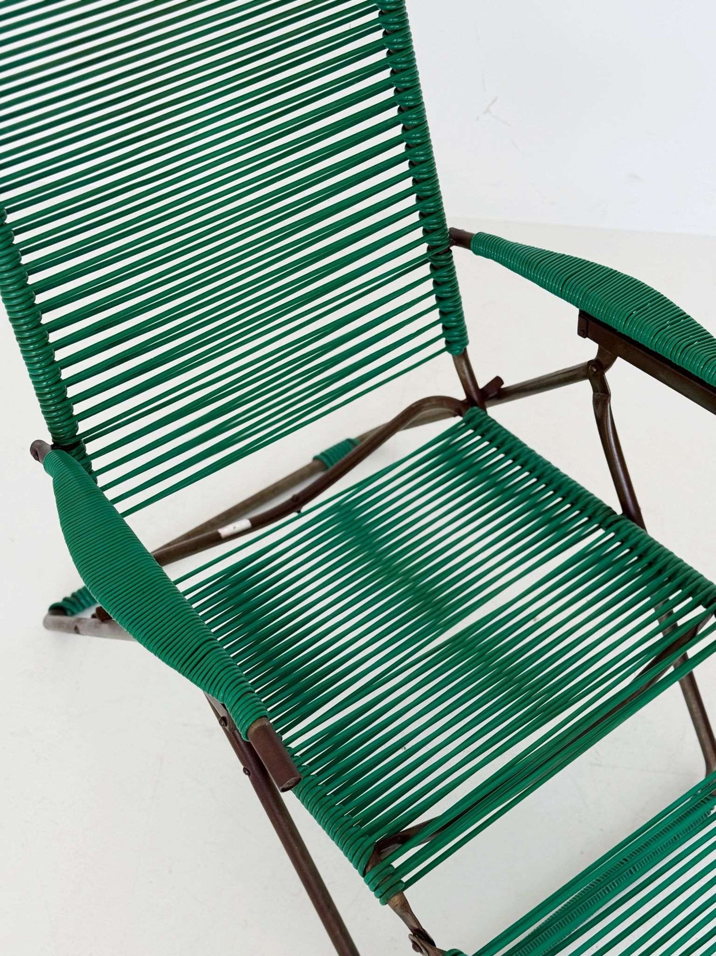 folding deck chair with footrest