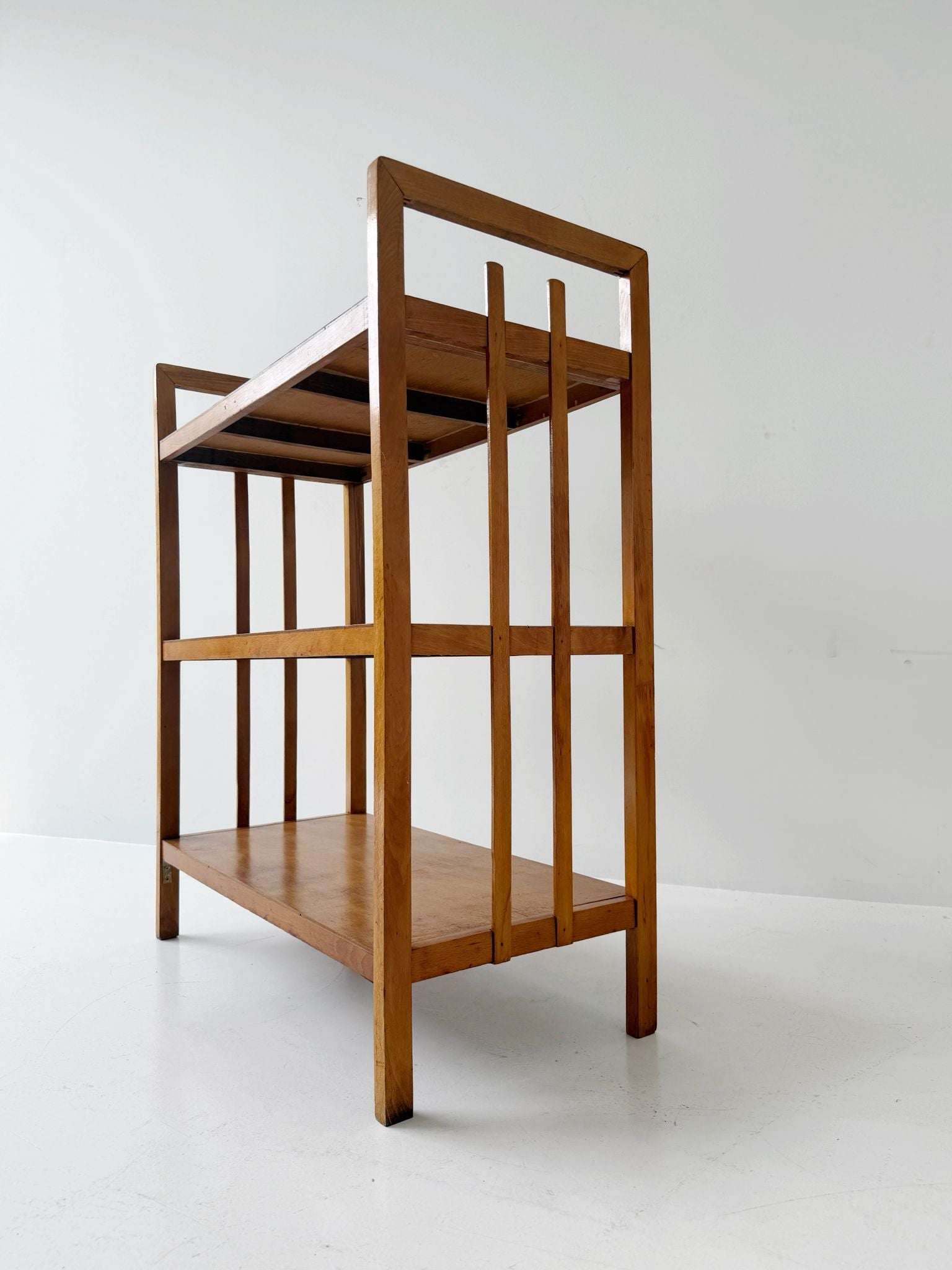 1960s bookcase features a wooden frame and a top shelf in white lacquered wood