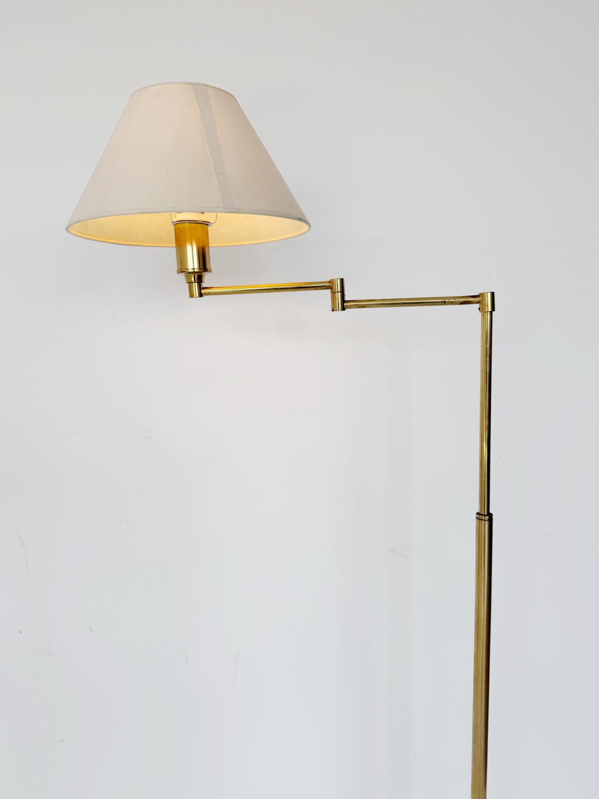 Lampada da terra in ottone telescopica con braccio regolabile