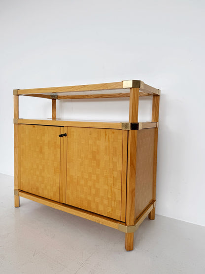 Mobile contenitore in legno con piano in vetro e dettagli in metallo dorato, anni ’70–’80.