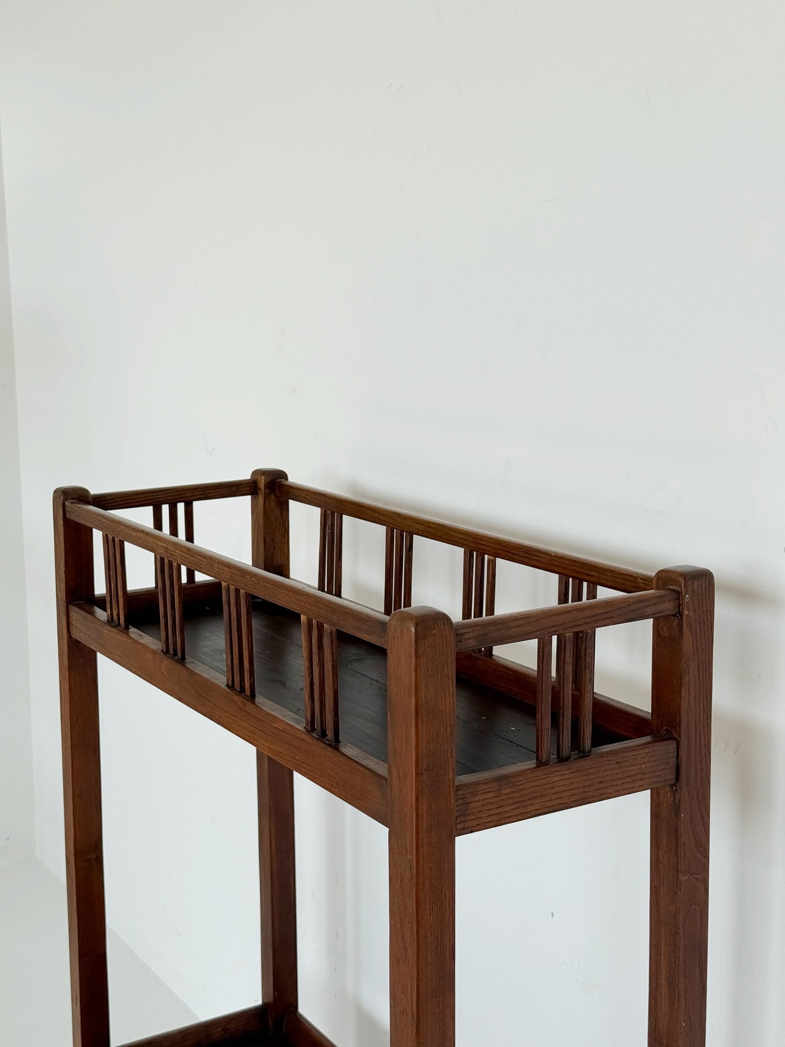 Solid wood Arts & Crafts étagère / plant stand, early 20th century