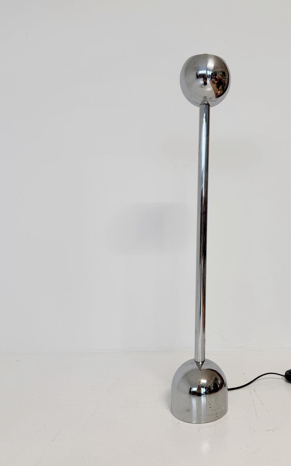 1970s floor lamp in chromed metal, with a simple and sculptural design