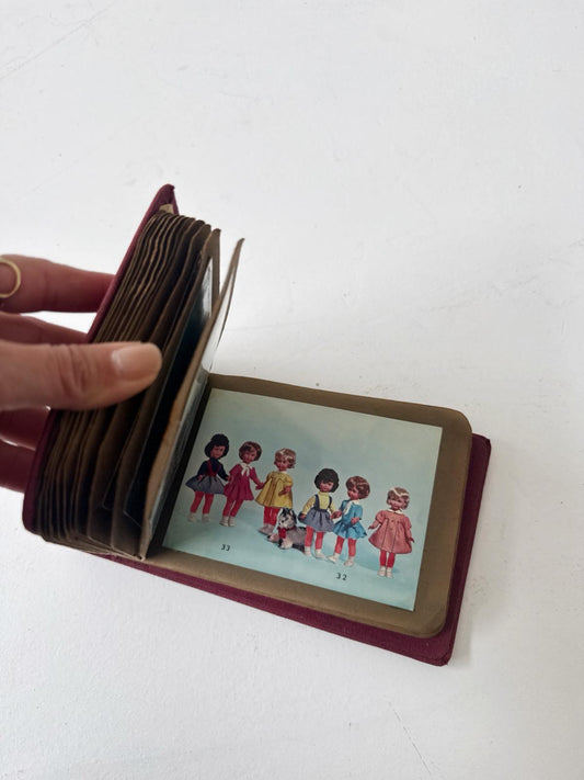 Questa raccolta è un album di campionario pubblicitario di cartoline “Folletto”, risalente con buona probabilità agli anni Cinquanta o primi Sessanta.