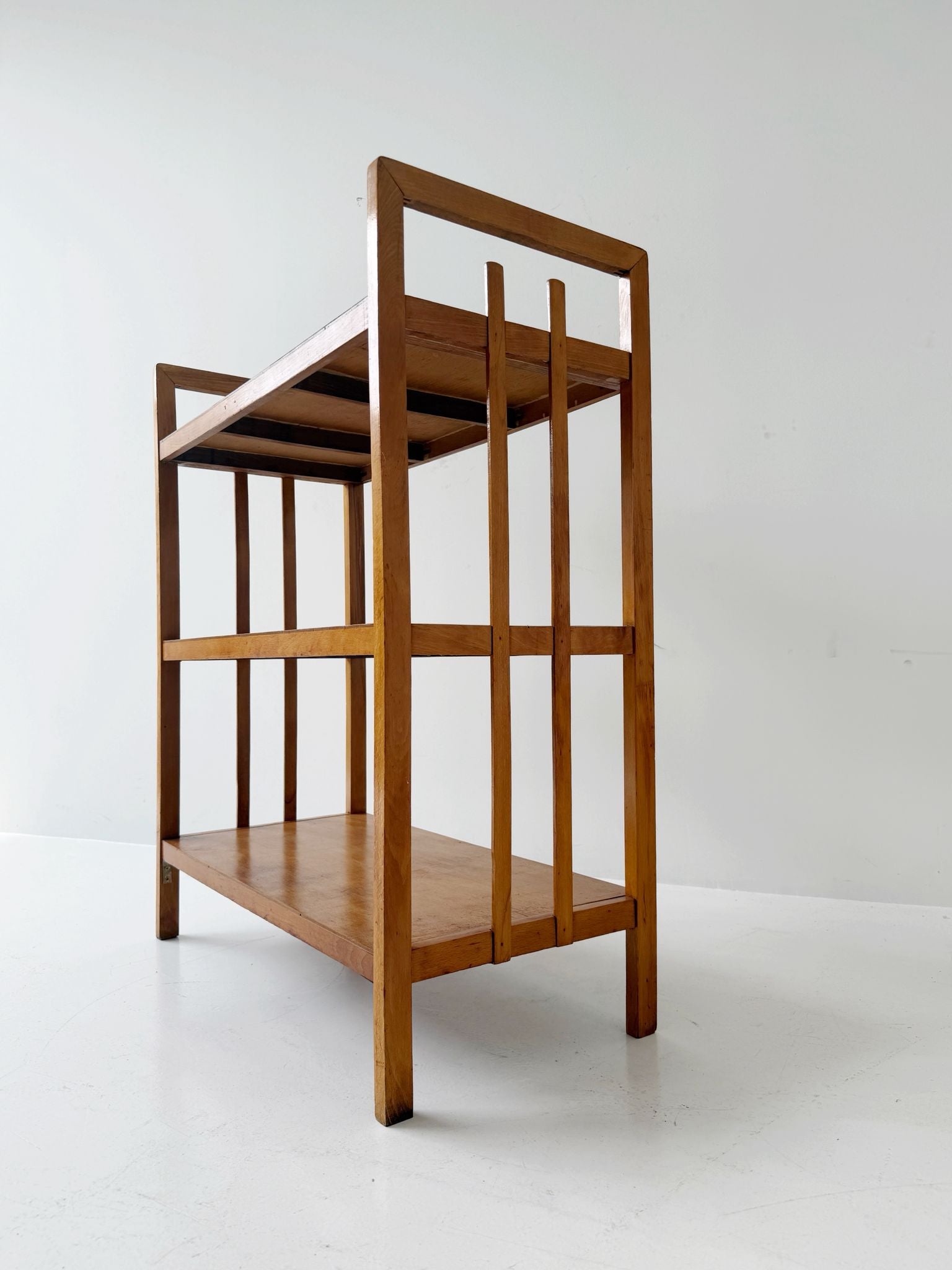 Libreria anni '60 con struttura in legno e ripiano superiore in legno laccato bianco