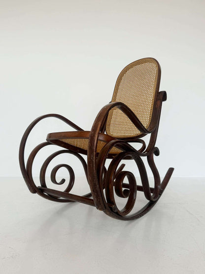 Thonet rocking chair in bentwood beech and cane (Vienna straw), Austria, early 20th century.