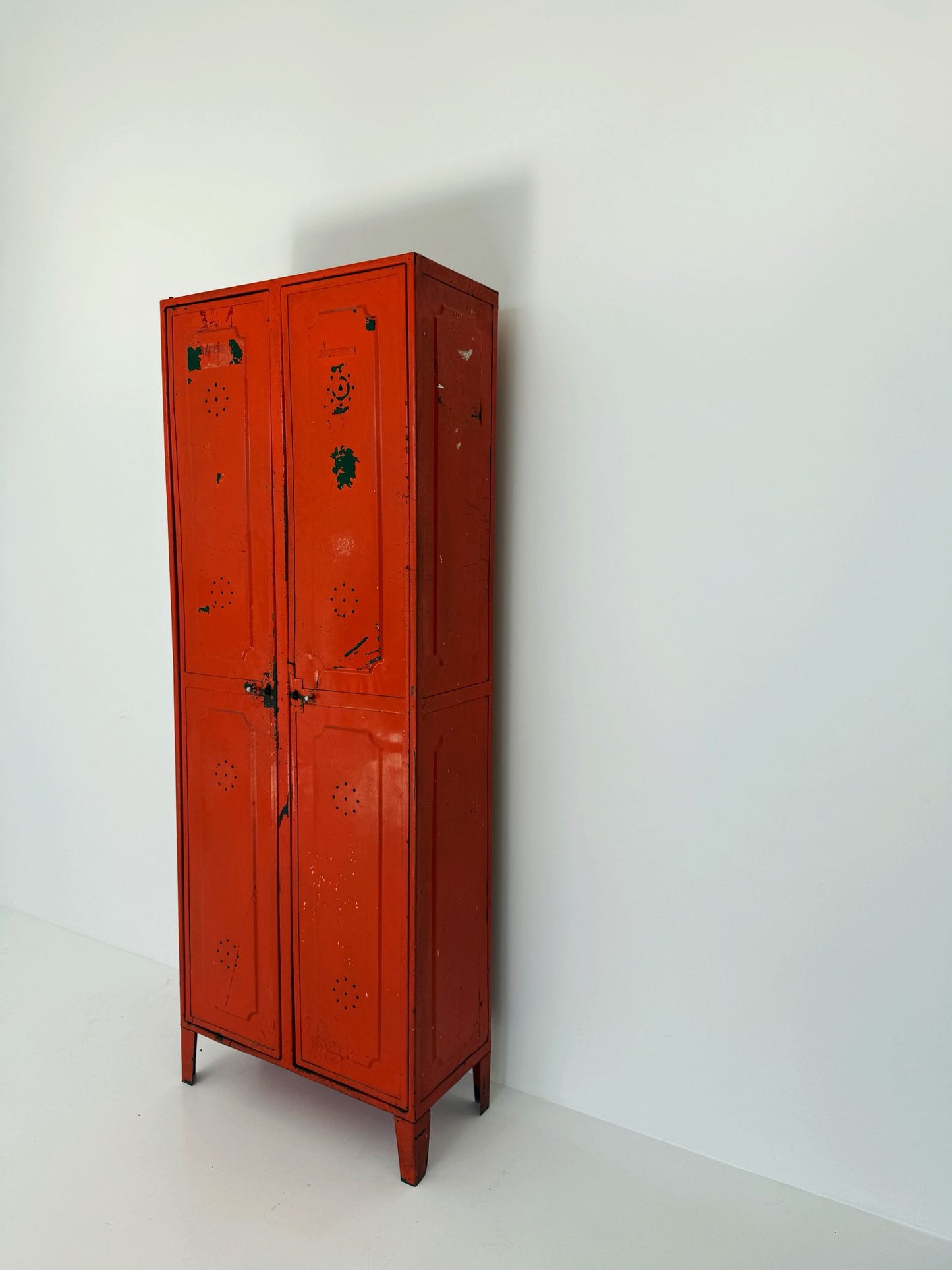 Armadietto in ferro con due ante