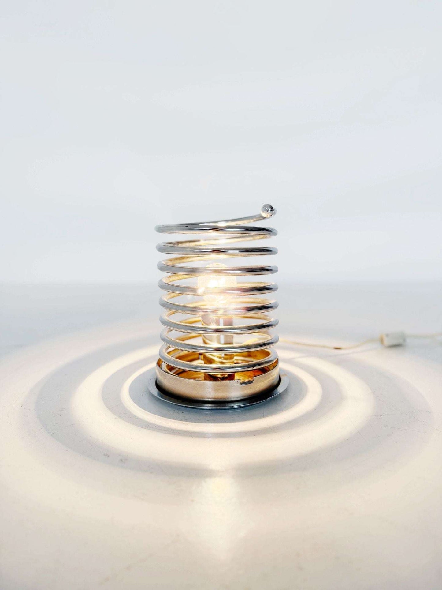 Table lamp (or floor lamp) with a strong space-age feel