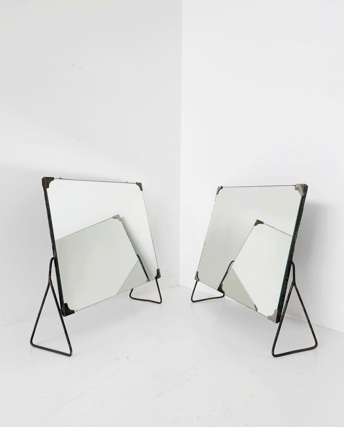 Coppia di specchi da appoggio inclinabili con cavalletto metallico