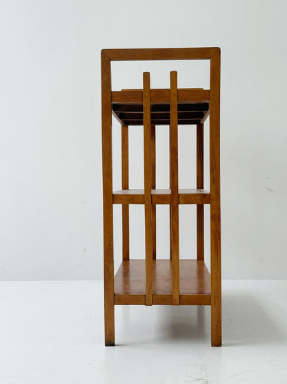 Libreria anni '60 con struttura in legno e ripiano superiore in legno laccato bianco