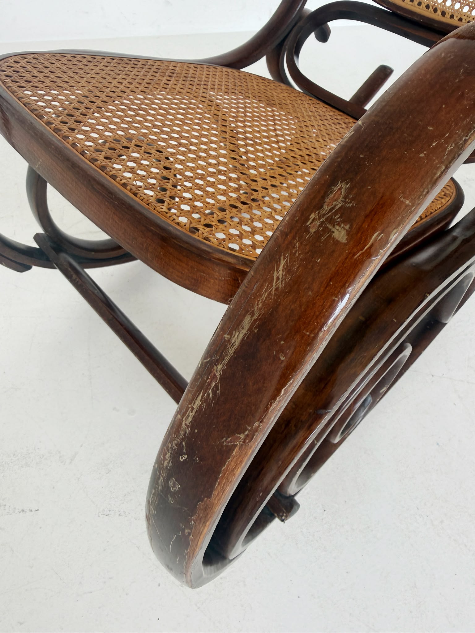 Sedia a dondolo Thonet in faggio curvato e paglia di Vienna, Austria, primi del XX secolo.
