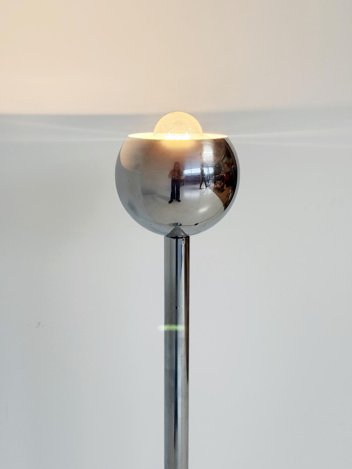 1970s floor lamp in chromed metal, with a simple and sculptural design