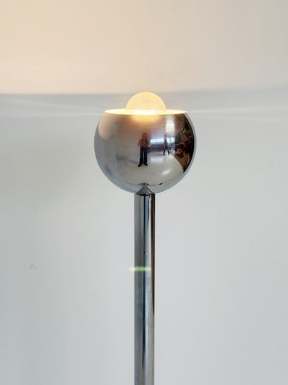 1970s floor lamp in chromed metal, with a simple and sculptural design