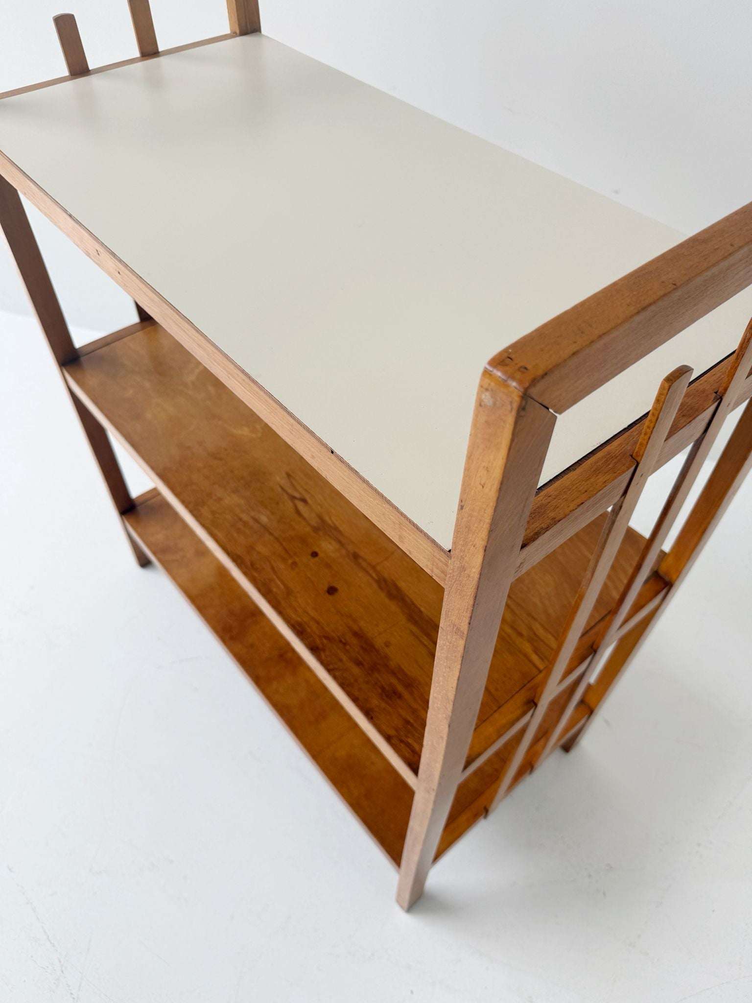 1960s bookcase features a wooden frame and a top shelf in white lacquered wood