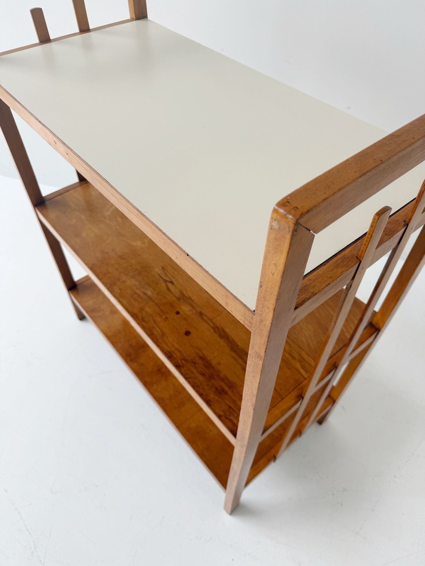 Libreria anni '60 con struttura in legno e ripiano superiore in legno laccato bianco