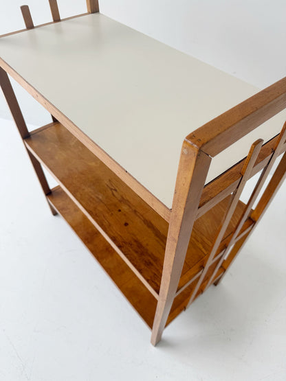 Libreria anni '60 con struttura in legno e ripiano superiore in legno laccato bianco