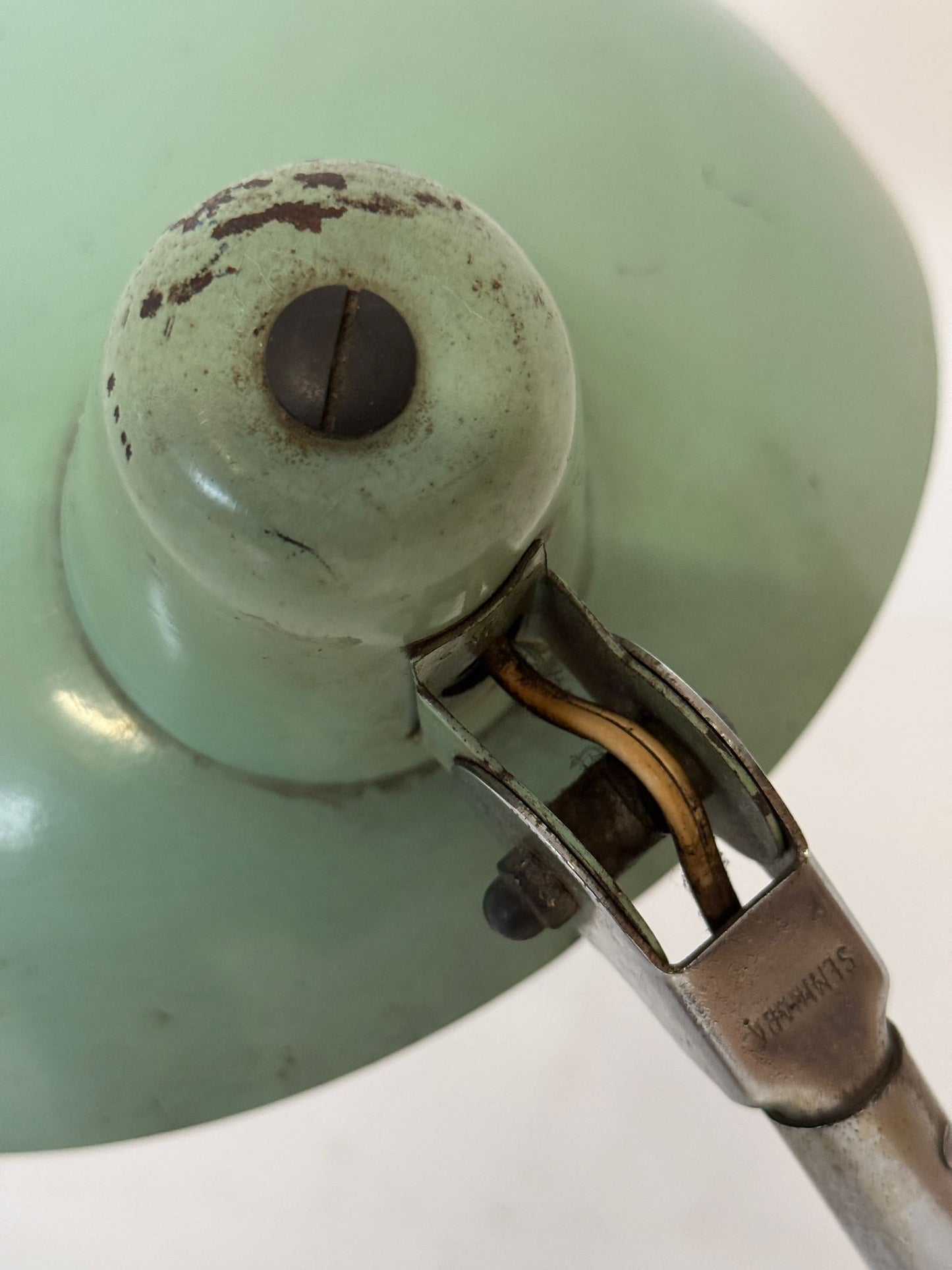 Lampada da tavolo vintage in metallo – Verde salvia (anni ’50/’60)