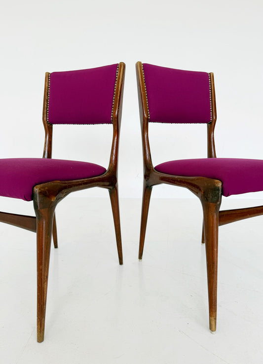 Coppia di sedie italiane in legno anni '50 con tappezzeria fucsia